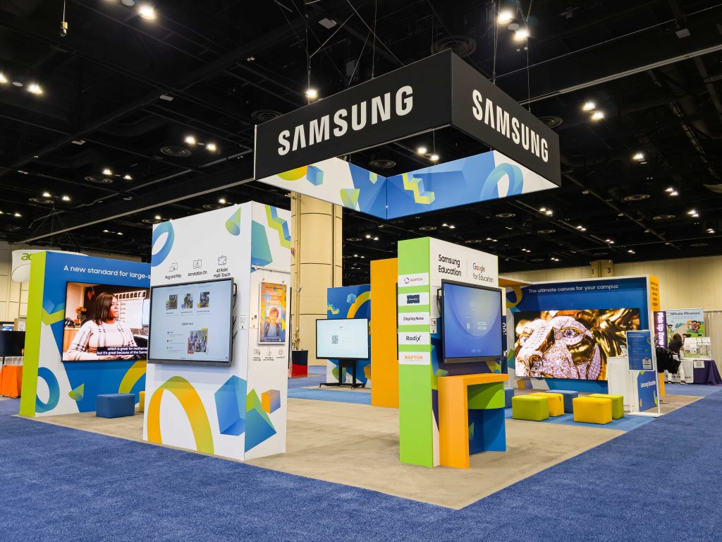 Estande da Samsung na ISTELive 2026 com visitantes explorando soluções de tecnologia para educação. O espaço destaca Interactive Displays, recursos de AI e demonstrações de ferramentas desenvolvidas para apoiar o ensino, a colaboração e o aprendizado personalizado em ambientes educacionais.