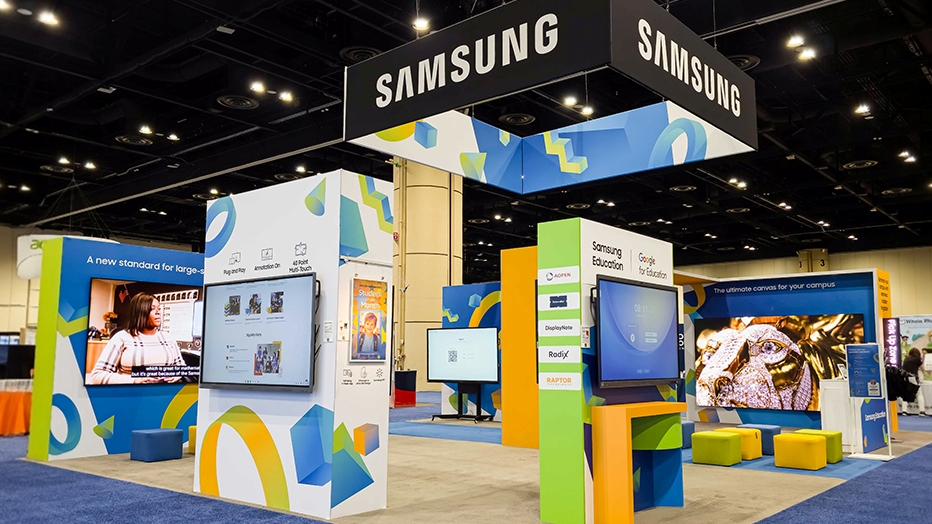 Estande da Samsung na ISTELive 2026 com visitantes explorando soluções de tecnologia para educação. O espaço destaca Interactive Displays, recursos de AI e demonstrações de ferramentas desenvolvidas para apoiar o ensino, a colaboração e o aprendizado personalizado em ambientes educacionais.