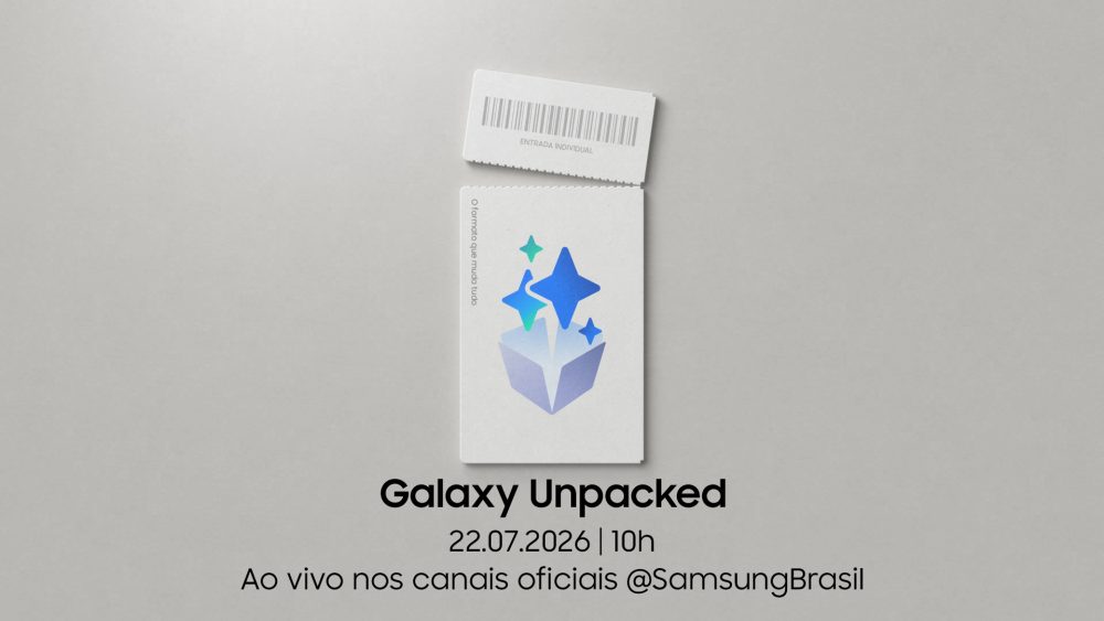 Arte promocional do Galaxy Unpacked sobre fundo cinza claro. No centro, um convite branco parcialmente aberto exibe uma ilustração de uma caixa aberta com formas em azul e verde emergindo de seu interior e a frase "O formato que muda tudo". Na parte superior do convite, há um destacável com código de barras e a inscrição "Entrada Individual". Abaixo, o texto informa: "Galaxy Unpacked", "22.07.2026 | 10h" e "Ao vivo nos canais oficiais @SamsungBrasil".