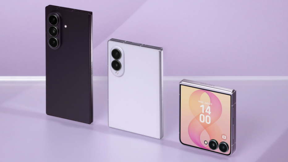 Galaxy Z Fold8 Ultra, Galaxy Z Fold8 e Galaxy Z Flip8 posicionados lado a lado sobre uma superfície lilás. Os dois modelos Fold estão fechados e de costas, destacando o conjunto de câmeras, enquanto o Galaxy Z Flip8 está com a tela externa voltada para a frente.