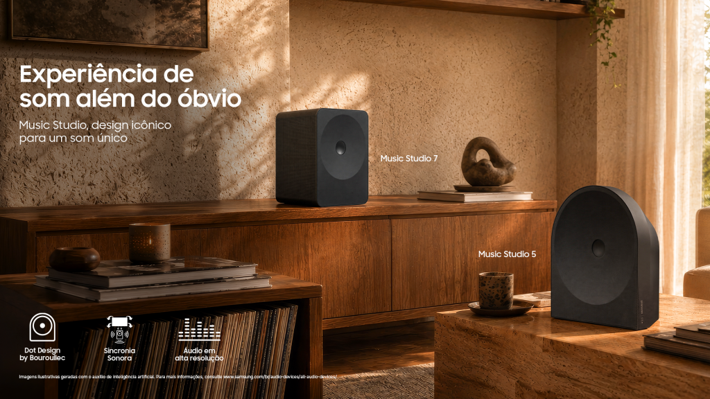 Ambiente interno com decoração contemporânea em tons amadeirados e iluminação natural. Sobre um aparador de madeira está a smart speaker Samsung Music Studio 7, com formato retangular e acabamento preto. Em primeiro plano, sobre uma mesa de centro, está a Samsung Music Studio 5, com design em arco e acabamento preto. À esquerda da imagem, aparece o texto "Experiência de som além do óbvio" e a descrição "Music Studio, design icônico para um som único". Na parte inferior, há ícones destacando os recursos Dot Design by Bouroullec, Sincronia Sonora e Áudio em alta resolução.