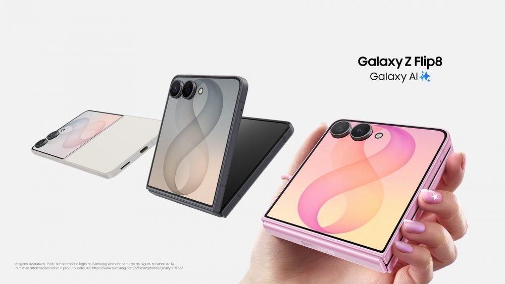 Galaxy Z Flip8 exibido nas cores branco, preto e rosa. O modelo rosa aparece em primeiro plano parcialmente fechado, enquanto as versões branca e preta são mostradas ao fundo em diferentes ângulos.