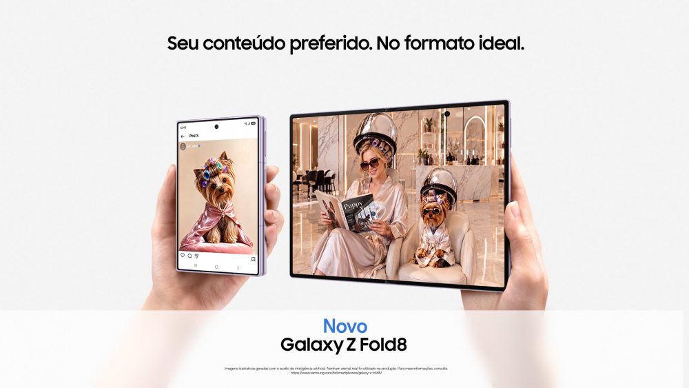Pessoa segura um Galaxy Z Fold8 fechado exibindo uma publicação em formato vertical, enquanto outra segura o aparelho aberto mostrando um vídeo em tela ampla. A imagem destaca a versatilidade do formato dobrável para diferentes tipos de conteúdo.