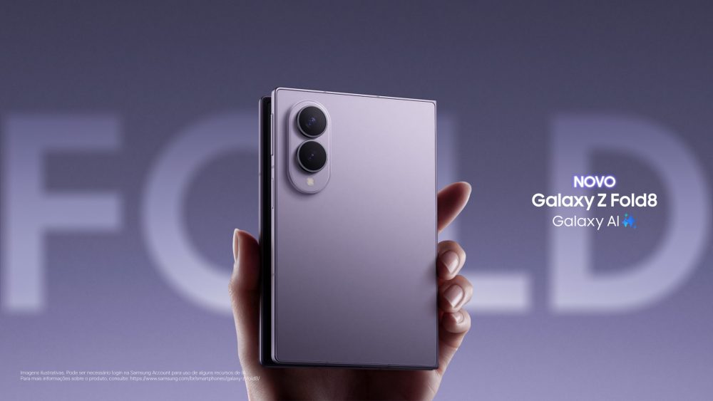 Pessoa segura o Galaxy Z Fold8 parcialmente aberto na cor Lavanda, destacando o design fino e o conjunto de câmeras traseiras. Ao lado, aparece a identidade visual do Galaxy Z Fold8 com Galaxy AI.
