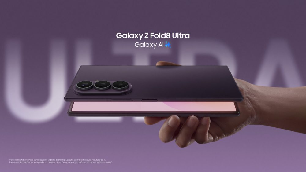 Pessoa segura o Galaxy Z Fold8 Ultra na cor Roxo escuro na posição horizontal e parcialmente aberto, evidenciando o perfil ultrafino e o conjunto triplo de câmeras traseiras. Ao fundo, a identidade visual do Galaxy Z Fold8 Ultra com Galaxy AI.