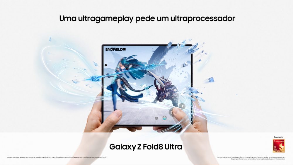 Pessoa segura o Galaxy Z Fold8 Ultra aberto na horizontal enquanto joga um game de ação. A tela exibe um personagem em combate com efeitos visuais que ultrapassam as bordas do dispositivo. No topo, a mensagem destaca o desempenho do processador Snapdragon 8 Elite for Galaxy.