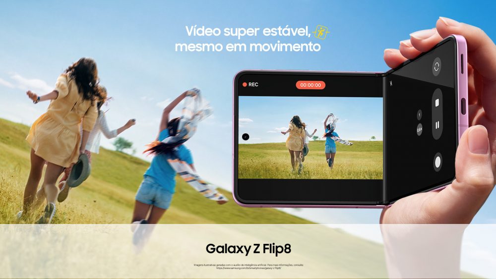 Pessoa segura o Galaxy Z Flip8 aberto na horizontal, semelhante à uma filmadora antiga, enquanto grava um vídeo de pessoas correndo em um campo. A tela exibe a interface de gravação e destaca o recurso de vídeo super estável.
