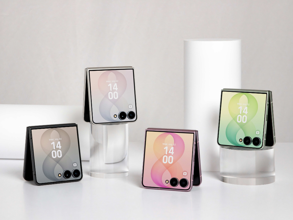 Quatro smartphones Galaxy Z Flip8 parcialmente dobrados nas cores Preta, Branca, Rosa e Verde Menta, esta última exclusiva em Samsung.com. Todos estão parcialmente abertos, com tela externa ligada, posicionados sobre bases cilíndricas transparentes em um ambiente claro.