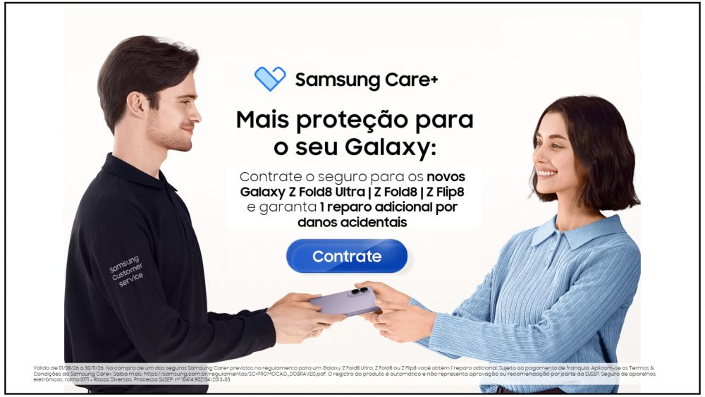 Atendente da Samsung entrega um Galaxy Z Fold8 para uma cliente. Ao centro, banner do Samsung Care+ informa a promoção com um reparo adicional para danos acidentais na contratação do seguro para os novos dobráveis Galaxy.