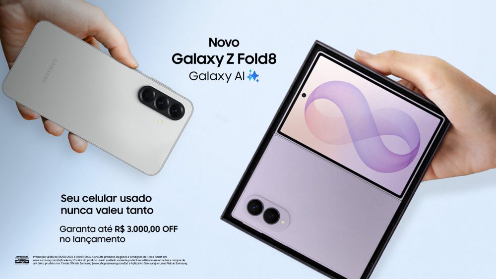 Duas mãos seguram um smartphone e um Galaxy Z Fold8 parcialmente aberto. O banner destaca a promoção da Troca Smart, com até R$ 3.000 de desconto mediante avaliação do aparelho usado.