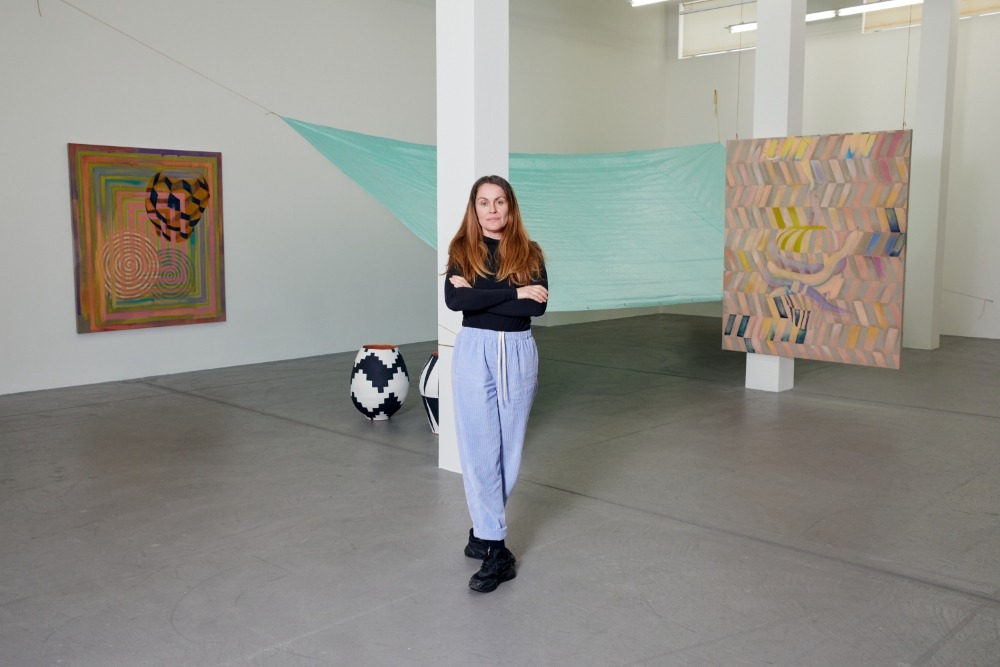 Athene Galiciadis posa em frente a suas obras na Coleção Art Basel em Basel, que estarão disponíveis na Samsung Art Store
