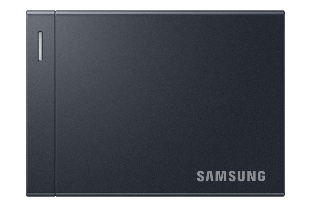 SSD portátil Samsung P9 na cor preta, exibido de frente sobre fundo branco, com acabamento texturizado, indicador luminoso lateral e logotipo Samsung.