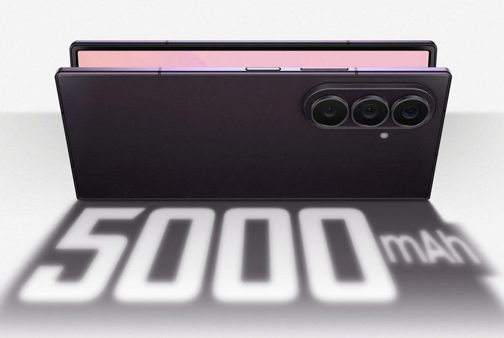 Galaxy Z Fold8 Ultra semiaberto, visto pela parte traseira, com três câmeras na lateral superior e a projeção de “5000 mAh” na superfície abaixo do dispositivo.