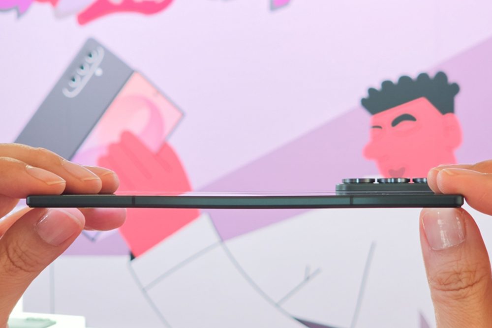 Galaxy Z Fold8 visto de perfil, destacando seu design fino enquanto é segurado pelas extremidades.