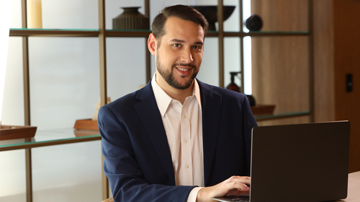 Executivo da Samsung posa usando um notebook Galaxy Book Series