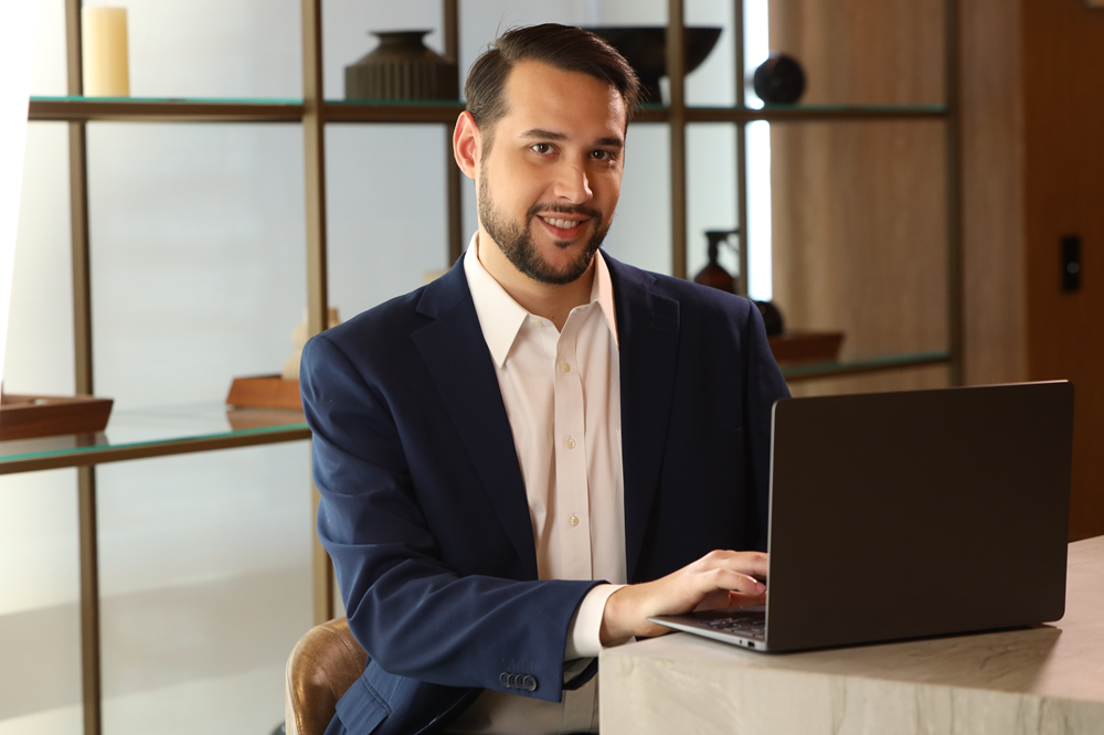 Executivo da Samsung posa usando um notebook Galaxy Book Series