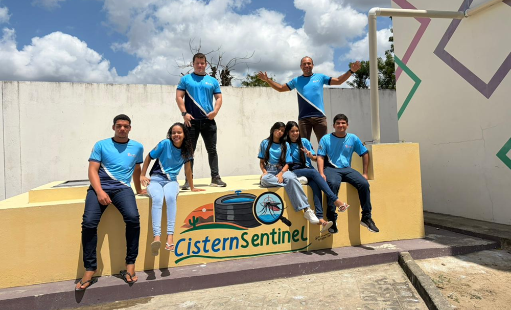 Alunos de Mogeiro (PB) posam junto a projeto semifinalista do Solve for Tomorrow