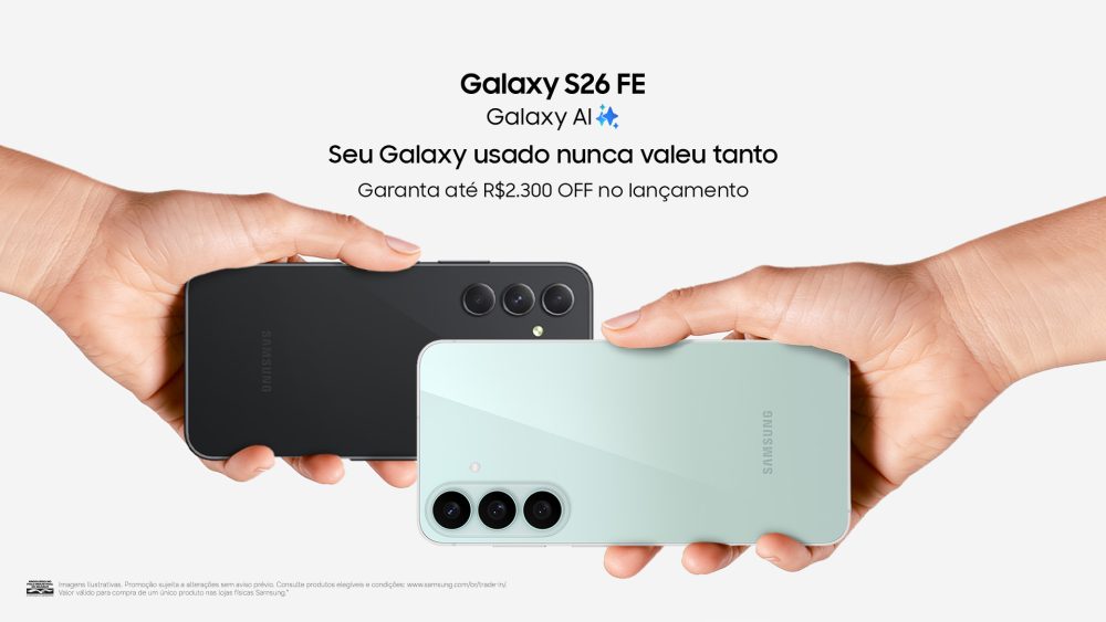 Duas pessoas seguram smartphone, sendo um deles um Galaxy S26 FE na cor Verde Pistache, e o outro um smartphone Galaxy S antigo na cor preta, em frente à mensagem sobre a oferta de até R$ 2.300 de desconto no lançamento por meio da troca de um Galaxy usado.