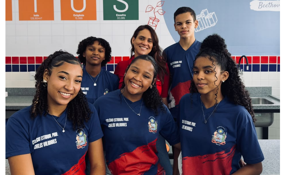 Alunos e professora semifinalistas do Solve for Tomorrow posam juntos