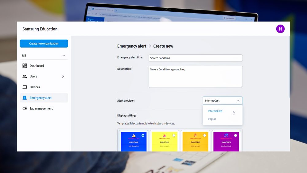 Interface do Samsung Education Portal exibe a configuração de um novo alerta de emergência, com campos para título e descrição, seleção do provedor de alertas e modelos de exibição.