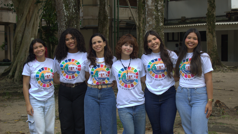 Alunas e professora do Projeto Eduquest, semifinalista do Solve for Tomorrow, posam juntas.