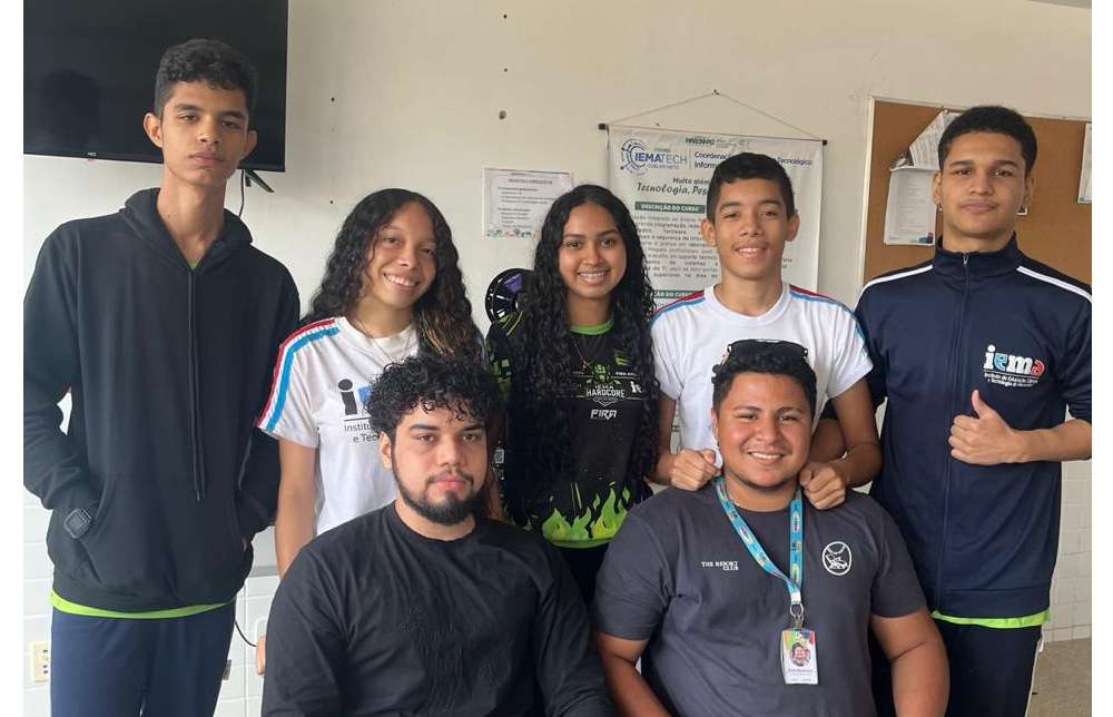 Alunos e professores semifinalistas do Solve for Tomorrow 2026 posam juntos