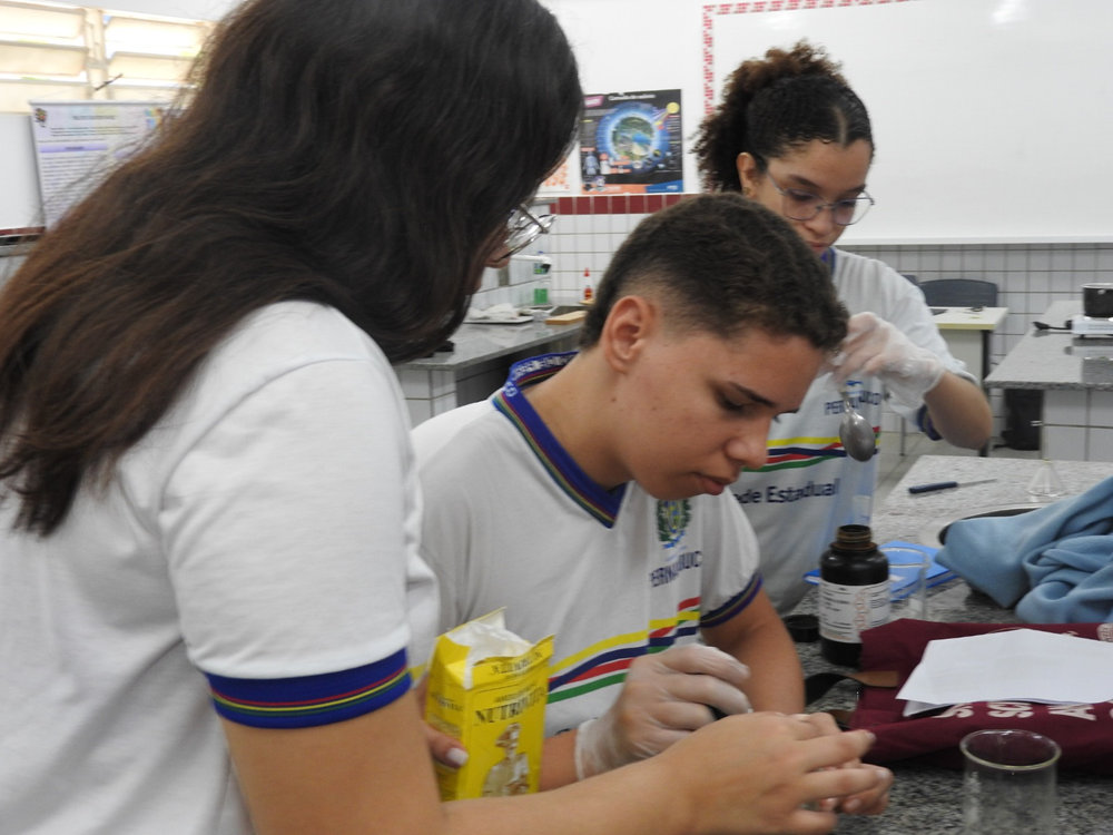 Alunos de Carnaíba (PE) trabalham no projeto 'Sertanino'