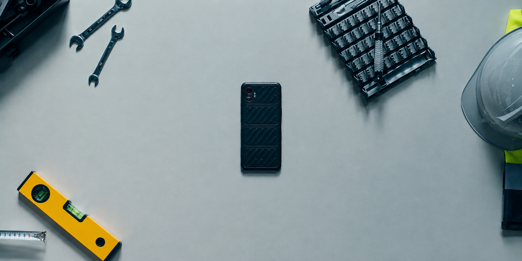 Smartphone Galaxy XCover7, da Samsung, em uma mesa branca ao lado de instrumentos de saúde