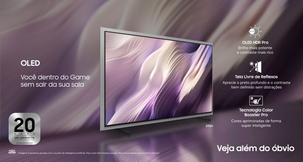 Peça publicitária da TV Samsung OLED S95H, exibida no centro sobre um fundo abstrato em tons de roxo e cinza. À esquerda, aparece o texto “OLED” e a frase “Você dentro do Game sem sair da sua sala”. À direita, são destacados os recursos OLED HDR Pro, Tela Livre de Reflexos e Tecnologia Color Booster Pro.