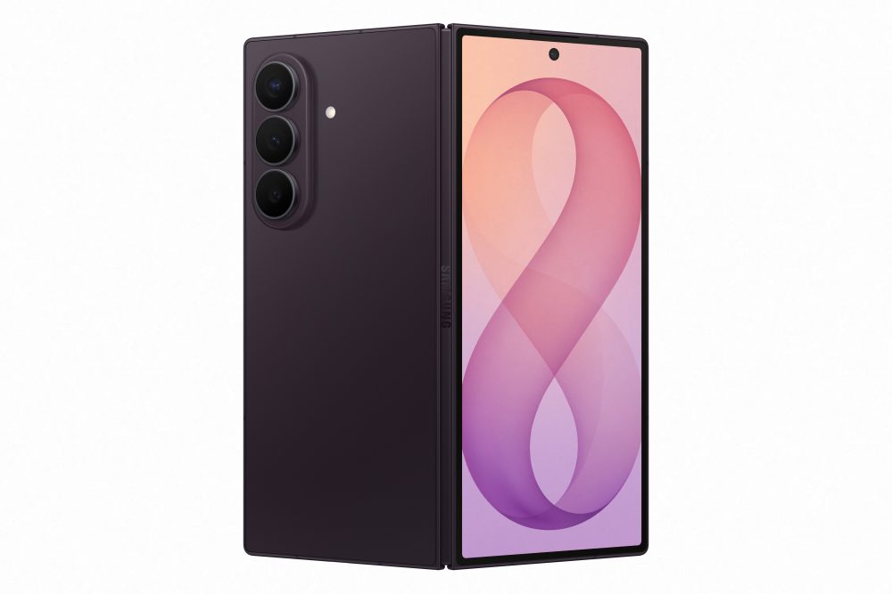 Galaxy Z Fold8 na cor violeta, parcialmente aberto, exibindo a parte traseira com três câmeras dispostas verticalmente e a tela interna com fundo em tons de rosa e roxo.
