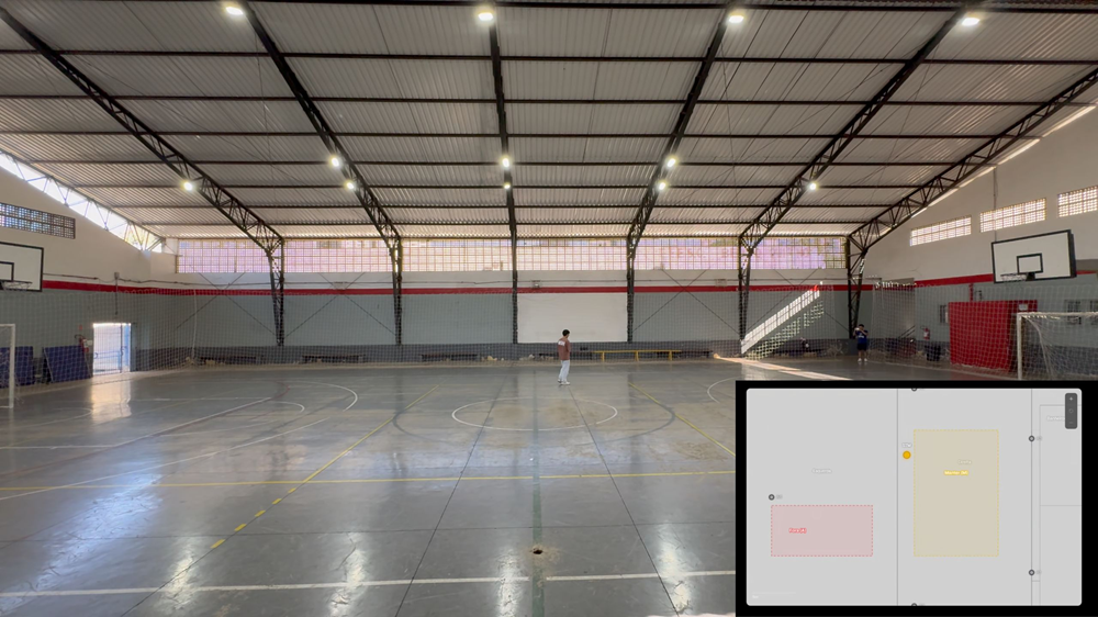 Quadra de uma escola junto à interface de projeto desenvolvido por alunos de Campinas