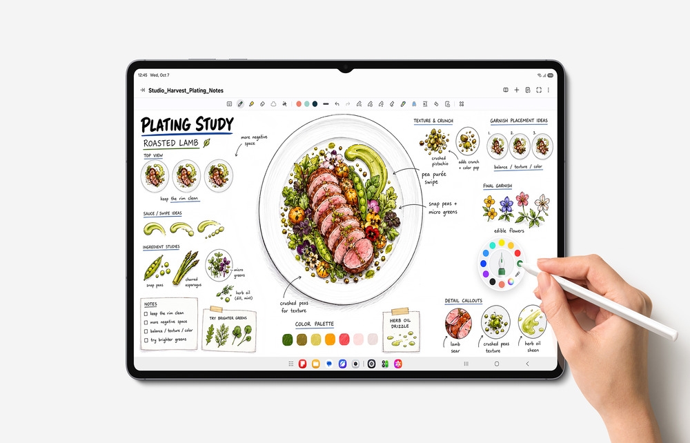Galaxy Tab S12 exibindo um estudo de apresentação de pratos, com desenhos e anotações, enquanto uma pessoa utiliza a S Pen para fazer marcações.