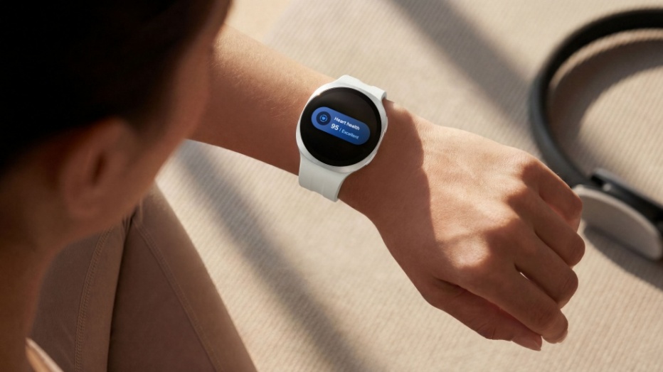 Pessoa com o pulso levantado exibindo um Samsung Galaxy Watch9.