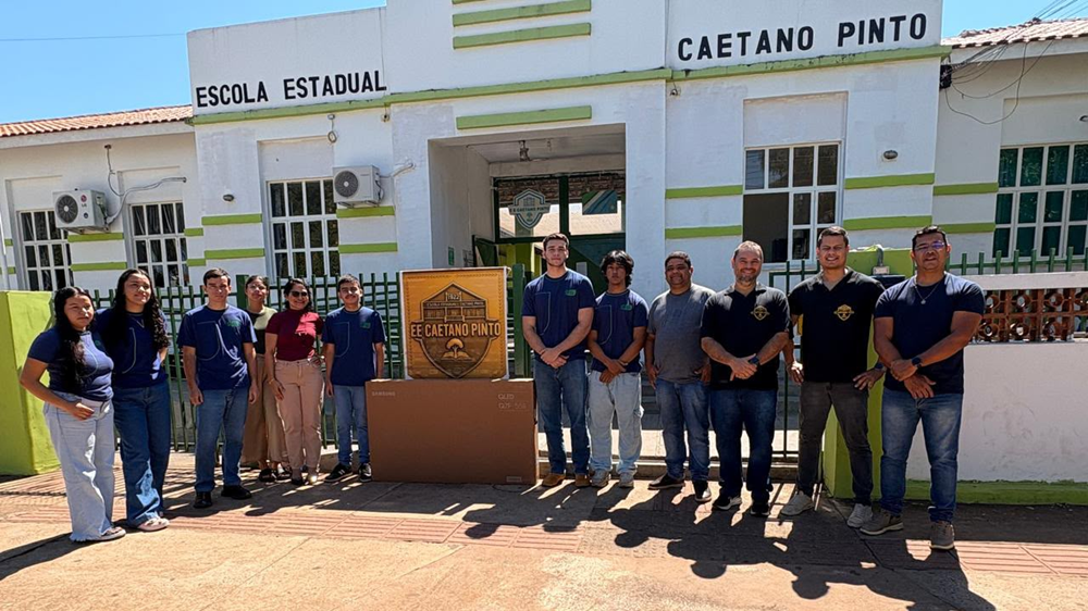 Alunos e educadores posam juntos em frente à Escola Estadual Caetano Pinto, em Miranda (MS)