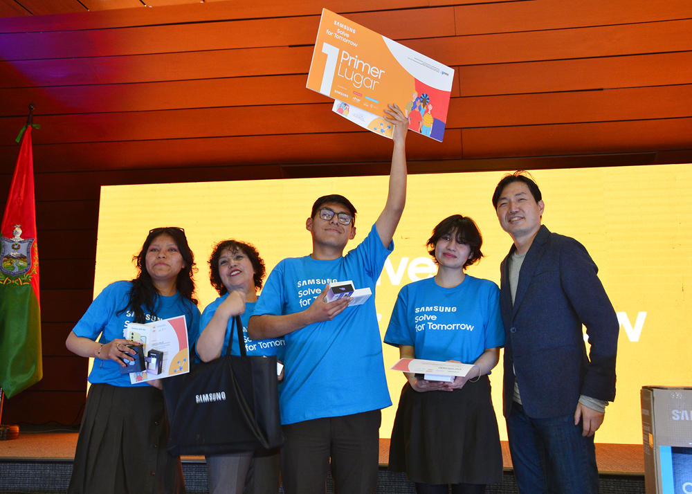 Alunos e professora ganhadores do Solve for Tomorrow posam juntos em cerimônia de premiação do programa na Bolívia.