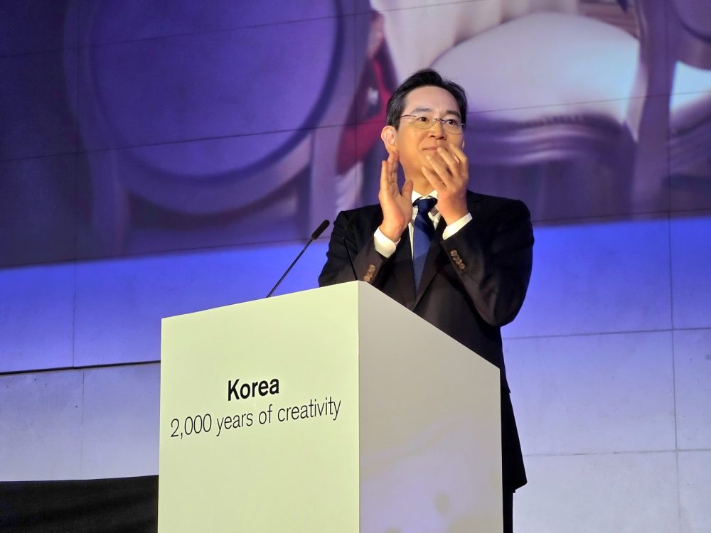 Jay Y. Lee discursando em exposição Coreia no Museu Britânico