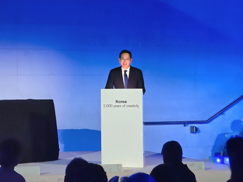 Jay Y. Lee discursando em exposição Coreia no Museu Britânico