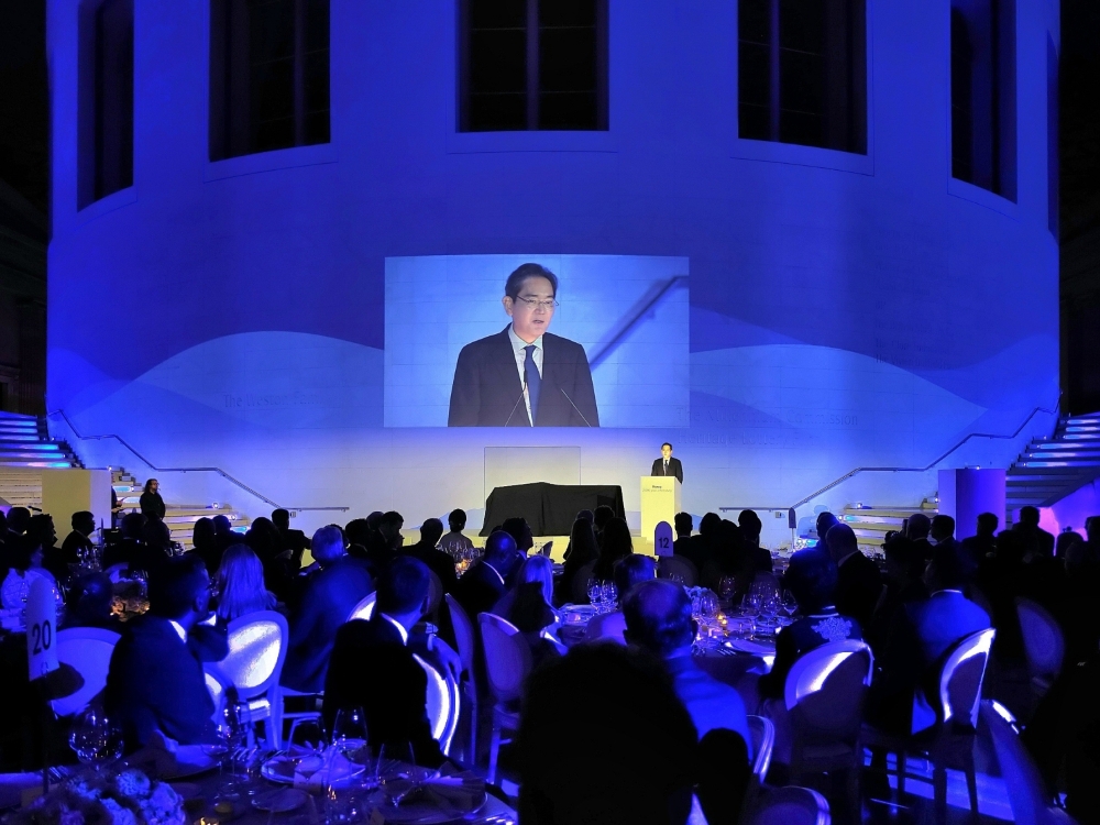 Jay Y. Lee em frente a uma plateia discursando em exposição Coreia no Museu Britânico