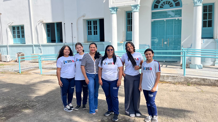 Grupo de alunas e professora semifinalistas do Solve for Tomorrow posam juntas em São Luís (MA)