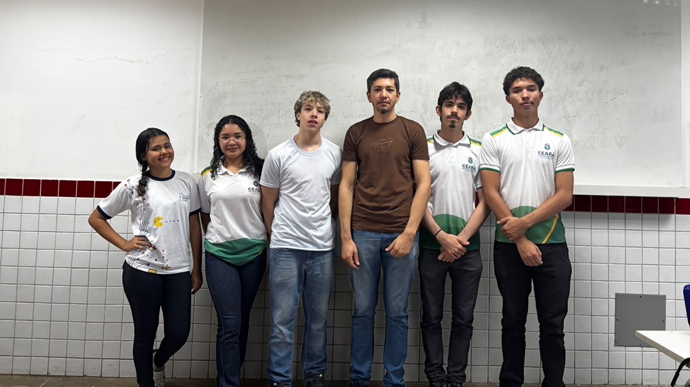 Alunos e professor semifinalistas do Solve for Tomorrow posam juntos em escola de Barro (CE)