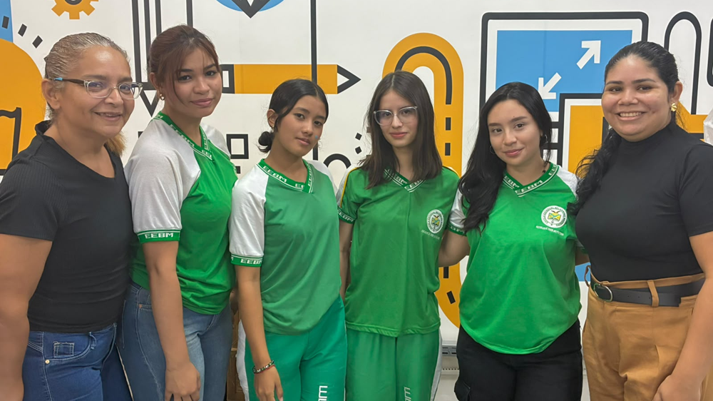 Grupo de quatro alunas e duas professoras posam juntas em escola pública de Manaus (AM)