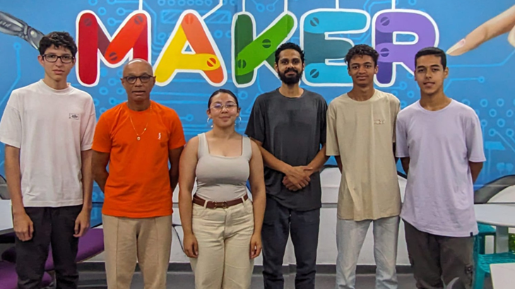 Estudantes e professores semifinalistas do Solve for Tomorrow posam juntos em escola de São Paulo (SP)