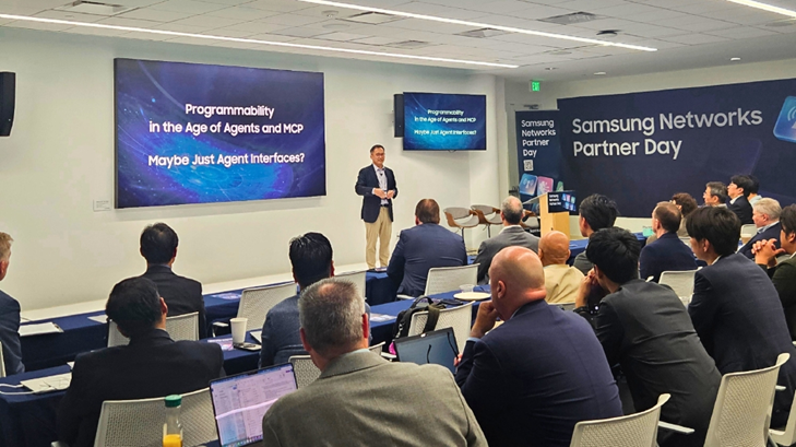 Representante da Samsung fala em frente à uma plateia no Samsung Networks Partner Day