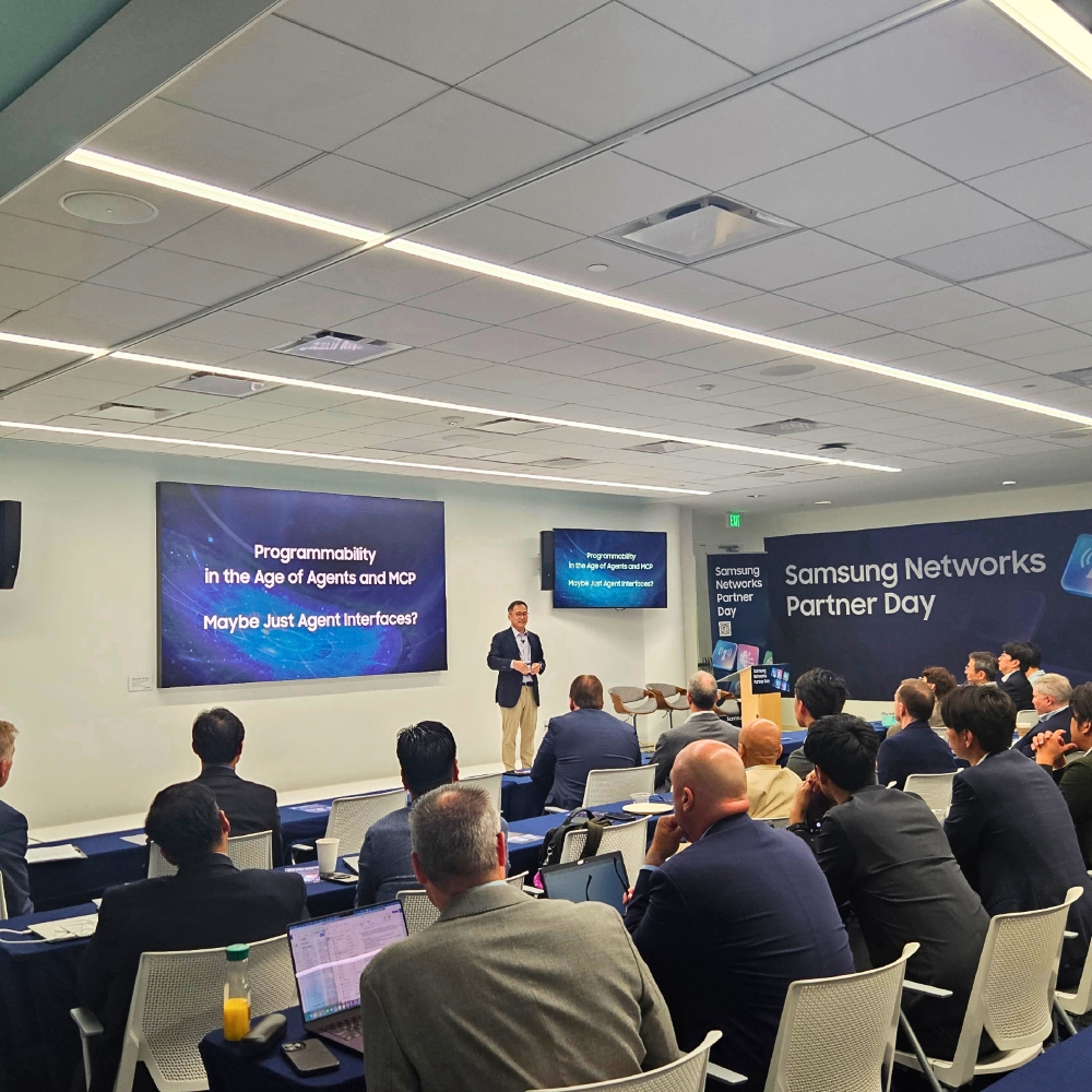 Representante da Samsung fala em frente à uma plateia no Samsung Networks Partner Day