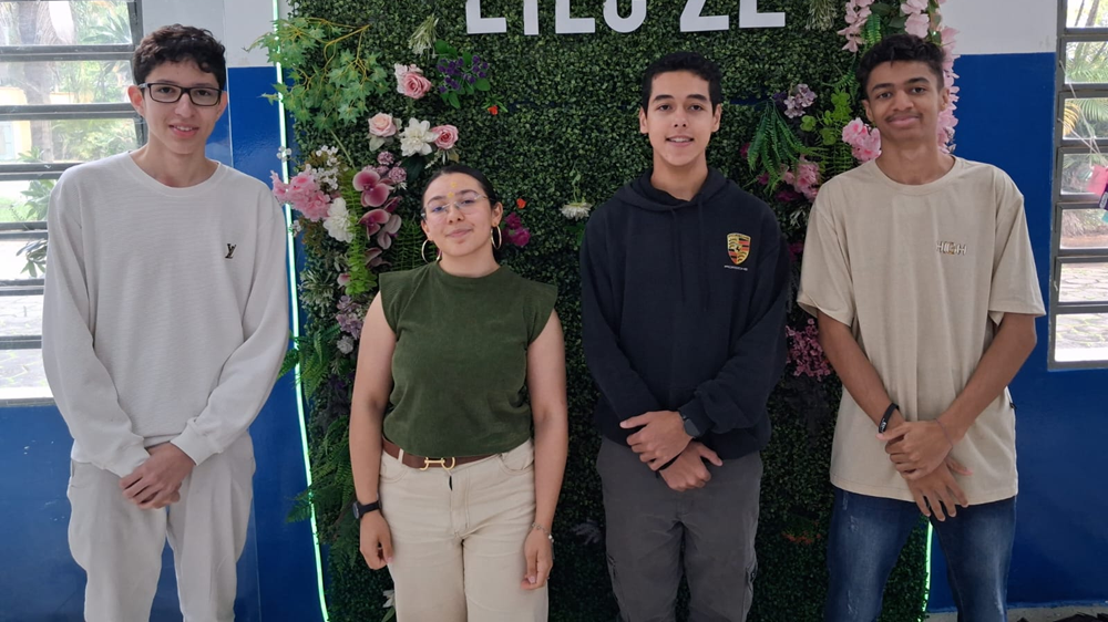 Estudantes e professores semifinalistas do Solve for Tomorrow posam juntos em escola de São Paulo (SP)