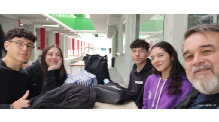 Grupo de duas alunas, dois alunos e um professor posam juntos em escola pública de Itapema (SC)