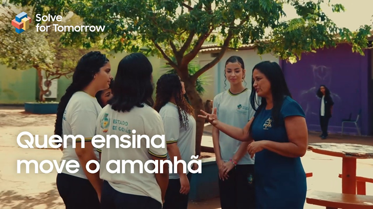 Alunas e professoras interagem em escola pública de Goiás. Imagem tem o logotipo do programa Solve for Tomorrow e mensagem "Quem ensina move o amanhã"