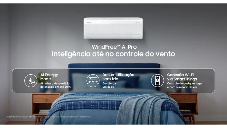 A imagem mostra o ar-condicionado Windfree AI Pro da Samsung na parede, com uma cama abaixo e as principais características do produto em letras brancas.