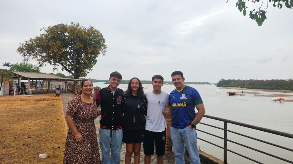 Alunos e professores de Aruanã (GO) posam juntos em foto com o Rio Araguaia ao fundo
