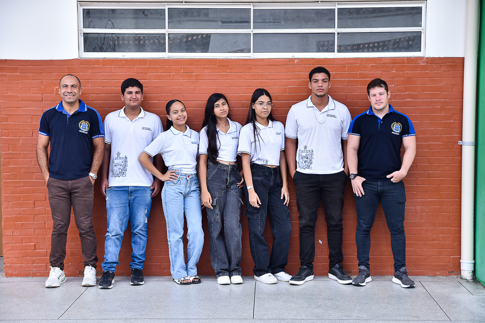 Estudantes e professores posam juntos em Escola Técnica em Mogeiro, na Paraíba